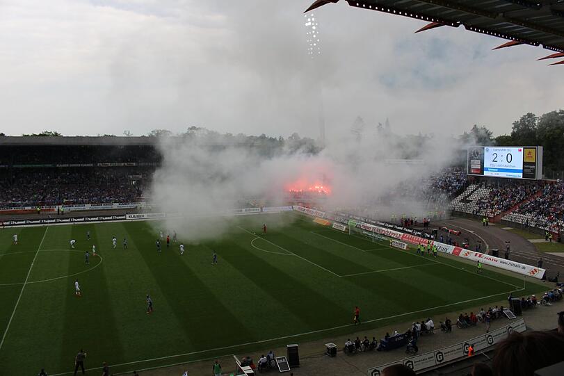 Die Bilder von der Pyro-Show der Löwen-Fans in Karlsruhe