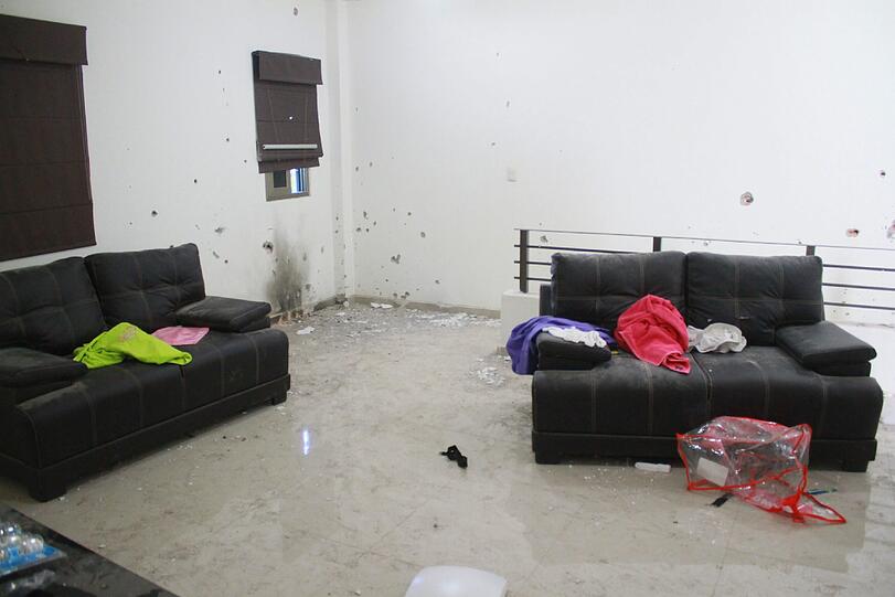 Von Einschusslöchern durchsiebt: Das Wohnzimmer im Haus, in dem sich Drogenboss "El Chapo" versteckte.