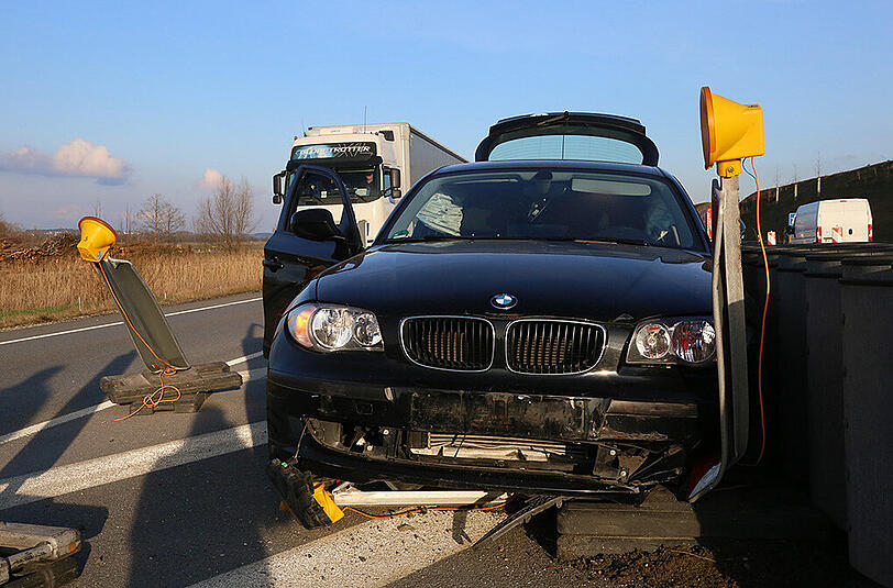 Unfall auf der A 94 bei Heldenstein: Ein Autofahrer fuhr mehrere Warnbarnken um und landete anschließend in einem Fahrbahnteiler. Zuvor wurde er wohl von der Sonne geblendet.
