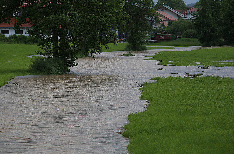 Keller auspumpen und dem Hochwasser Herr werden &ndash; am Sonntagnachmittag war die Feuerwehr in Kirchdorf bei Haag im Einsatz. Die Bilder.