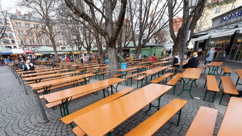 Der um die Mittagszeit ansonsten gut besuchte Biergarten auf dem Viktualienmarkt in München. Foto: Peter Kneffel/dpa Der um die Mittagszeit ansonsten gut besuchte Biergarten auf dem Viktualienmarkt in München. Foto: Peter Kneffel/dpa