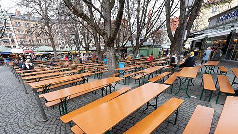 Der um die Mittagszeit ansonsten gut besuchte Biergarten auf dem Viktualienmarkt in München. Foto: Peter Kneffel/dpa