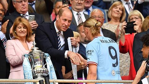 Prinz William überreicht Erling Haaland von Manchester City die Siegermedaille.