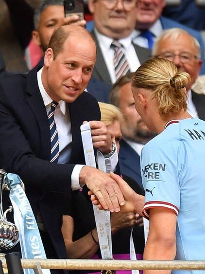 Prinz William überreicht Erling Haaland von Manchester City die Siegermedaille.
