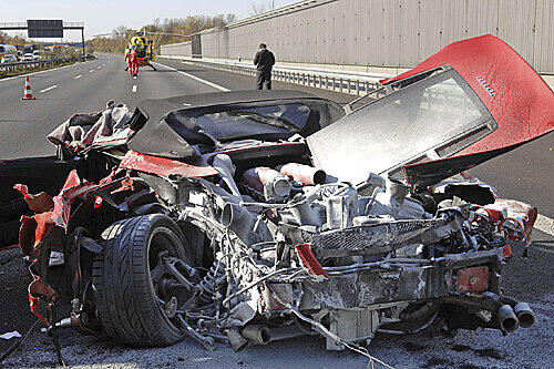 Nur Trümmer blieben vom Ferrari übrig.