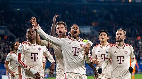 Michael Olise (vorne) bejubelt einen seiner beiden Treffer gegen Donezk. Nach dem Spiel lobt ihn Kollege Konrad Laimer (r.) in höchsten Tönen.