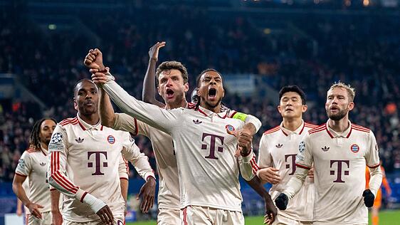 Michael Olise (vorne) bejubelt einen seiner beiden Treffer gegen Donezk. Nach dem Spiel lobt ihn Kollege Konrad Laimer (r.) in höchsten Tönen.