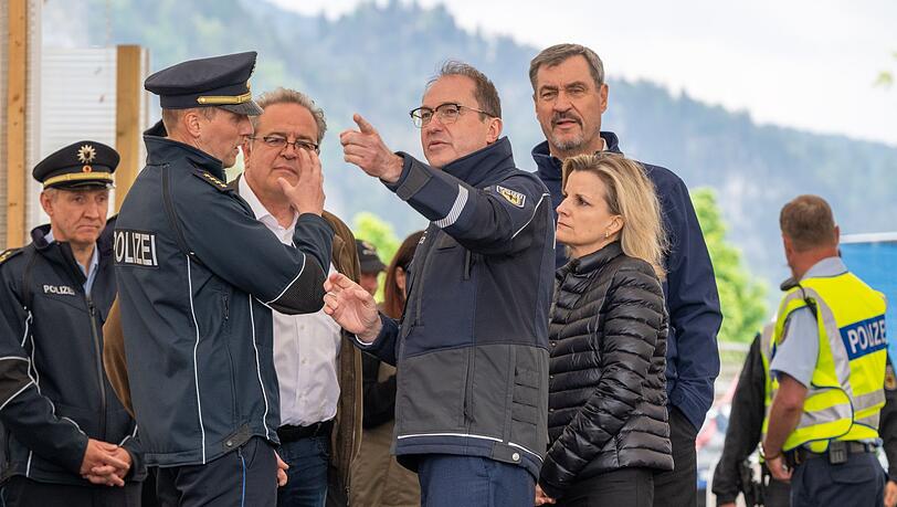 Bei einem Vort-Termin wertet Innenminister Dobrindt die Verschärfung der Grenzkontrollen als Erfolg. Jetzt hat das Verwaltungsgericht Berlin die Zurückweisungen bei Grenzkontrollen für rechtswidrig erklärt.