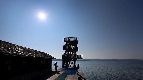 Es wird heiß mit Temperaturen von mehr als 30 Grad in Bayern. Darauf sollen Gewitter folgen. (Archivbild)