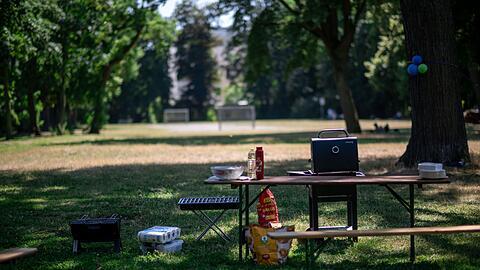 Es kann losgehen: Viele Parkbesucher sind bestens ausgestattet für ihr Grill-Abenteuer im Park.
