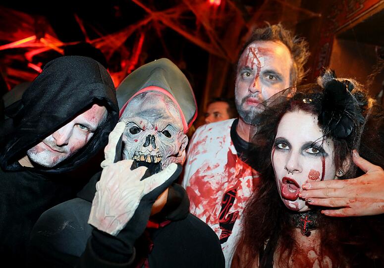 Wilde Kostüme, gruselige Wunden, spitze Zähne: So wild feierte München "Europas größte Halloween-Party" in der Kultfabrik!