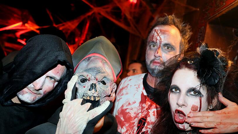 Wilde Kostüme, gruselige Wunden, spitze Zähne: So wild feierte München schon vor Jahren Halloween. Auch heuer gibt es viele Partys. (Archiv) Wilde Kostüme, gruselige Wunden, spitze Zähne: So wild feierte München schon vor Jahren Halloween. Auch heuer gibt es viele Partys. (Archiv)