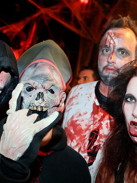 Wilde Kost&uuml;me, gruselige Wunden, spitze Z&auml;hne: So wild feierte M&uuml;nchen schon vor Jahren Halloween. Auch heuer gibt es viele Partys. (Archiv)