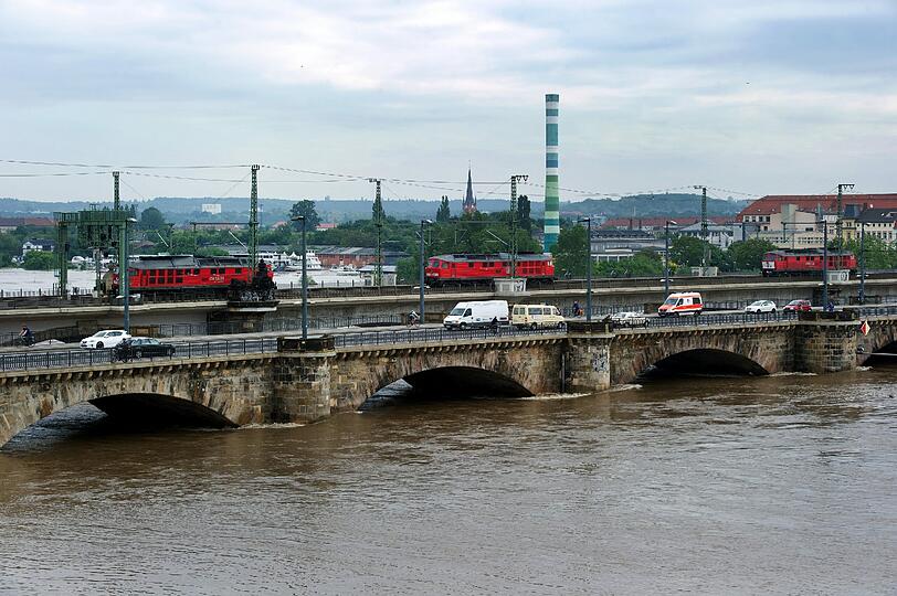 Hochwasser in Dresden: Die Elbe tritt über die Ufer.