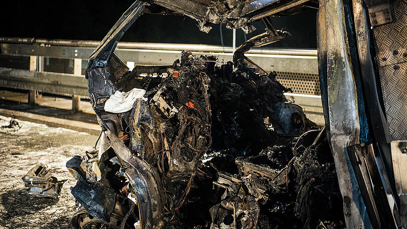 Im Kleinlaster verbrennen zwei Menschen nach dem Auffahrufall auf der A6. Die Bilder der Nacht.