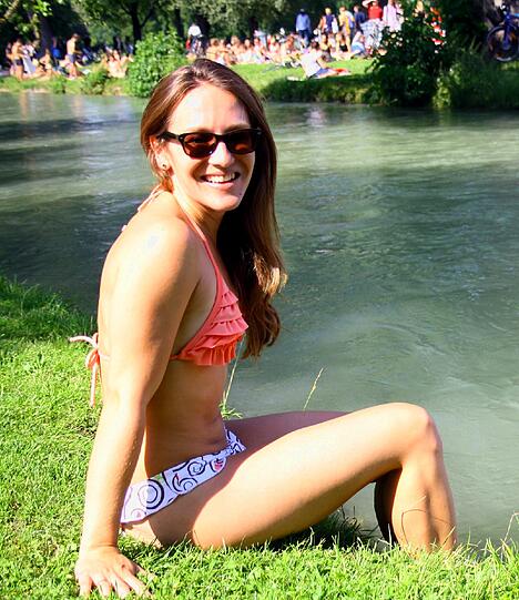 Derweil wagt sich Eva in den Eisbach. Zumindest teilweise.