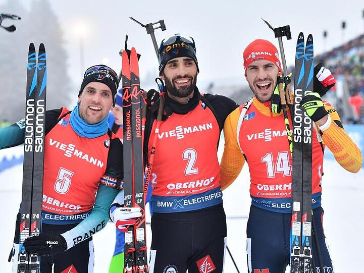 Die Ersten beim Massenstart: Sieger Martin Fourcade (M), der Dritte Simon Desthieux (l) und Arnd Peiffer.