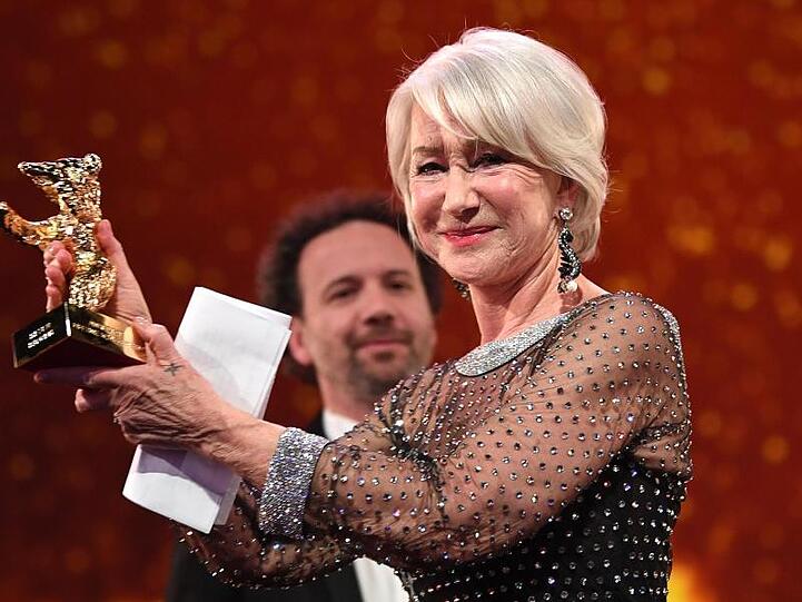 Der Goldene Ehrenbär wird Helen Mirren verliehen.