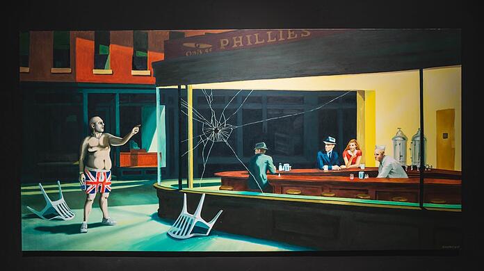 Banksy hat es mit Edward Hoppers "Nighthawks" wieder mal auf eine Ikone der Kunstgeschichte abgesehen. Aber schön, durch den Hooligan erwachen die Nachtgestalten endlich zum "Leben".