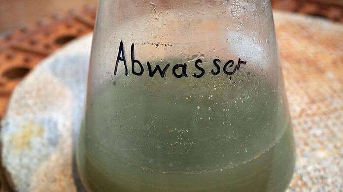 Eine Abwasser-Probe ist zu sehen.