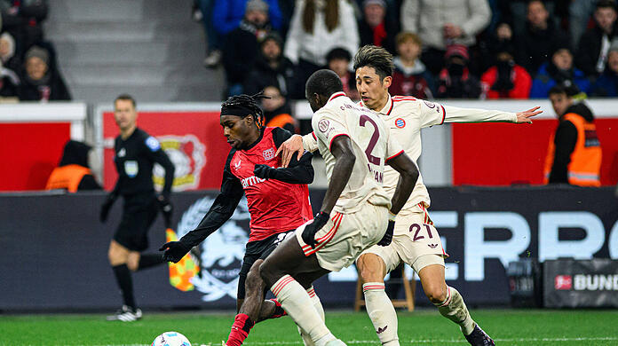 Hatten gegen Leverkusen um Jeremie Frimpong ordentlich zu tun: Die Bayern-Verteidiger Dayot Upamecano und Hiroki Ito.