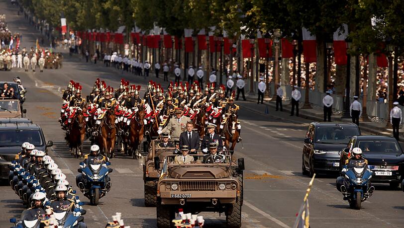 Truppen der Länder der Koalition der Willigen führten die Militärparade zum französischen Nationalfeiertag an. Truppen der Länder der Koalition der Willigen führten die Militärparade zum französischen Nationalfeiertag an.