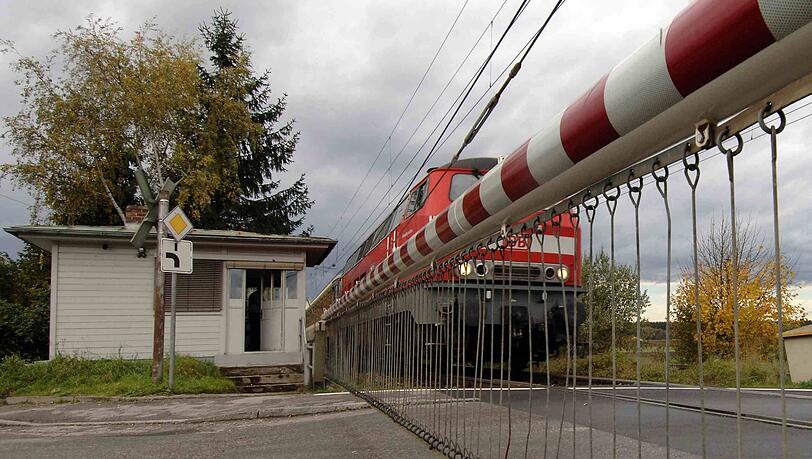 Die S-Bahn kam rechtzeitig zum Stehen und verfehlte den Mann laut Bundespolizei nur knapp.(Archivbild) Die S-Bahn kam rechtzeitig zum Stehen und verfehlte den Mann laut Bundespolizei nur knapp.(Archivbild)