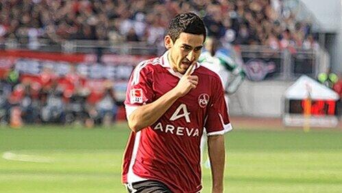 Sein Abschied wird die Club-Fans schmerzen, aber wenigstens einige Milliönchen in die permanent klamme FCN-Kasse spülen: Nürnbergs Mittelfeld-Juwel Ilkay Gündogan ist ein heißer Kandidat auf eine sicherlich gut dotierte Anstellung bei Manchester United. Sein Abschied wird die Club-Fans schmerzen, aber wenigstens einige Milliönchen in die permanent klamme FCN-Kasse spülen: Nürnbergs Mittelfeld-Juwel Ilkay Gündogan ist ein heißer Kandidat auf eine sicherlich gut dotierte Anstellung bei Manchester United.