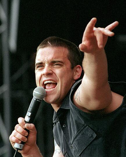 1997: Der Drogenkonsum zwingt den Künstler in eine Entzugsklinik. Mit 15 Kilo weniger auf den Hüften startet er anschließend einen Neuanfang. Im Produzenten Guy Chambers findet er den langgesuchten Songwriting-Partner. Sein Debütalbum &bdquo;Life Thru A Lens&ldquo; erreicht Platz 1 der Charts und Vierfach-Platin-Status.