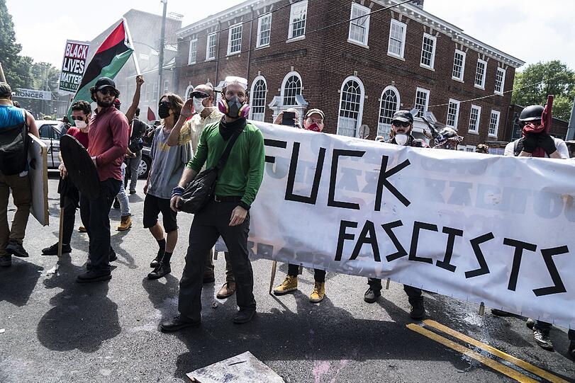 Gewalteskalation zwischen Rechten und Gegendemonstranten in den USA. Die Bilder.