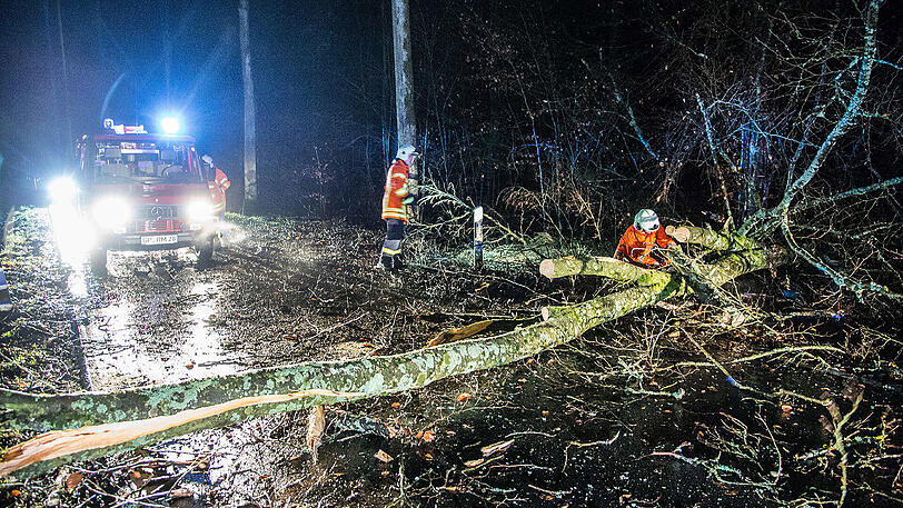 Einsatzkräfte der Feuerwehr am Donnerstagmorgen in  Ebersbach-Diegeslberg (Baden-Württemberg).