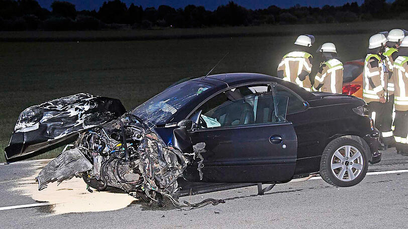 Bei dem Frontalcrash wurden beide Autos völlig zerstört und die Fahrer teils schwer verletzt.