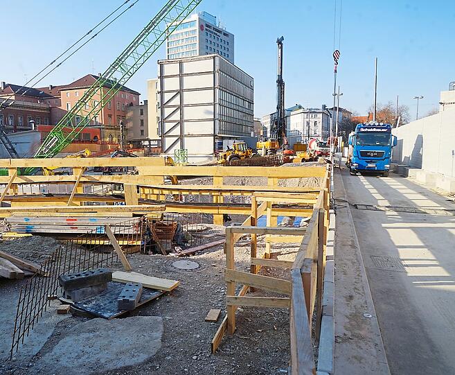 Kaum noch Durchkommen für den Verkehr am Bahnhofsplatz.