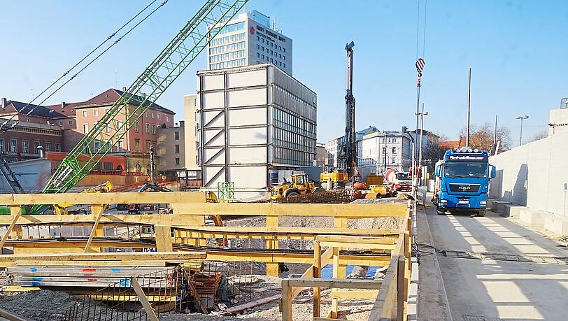 Kaum noch Durchkommen für den Verkehr am Bahnhofsplatz. Kaum noch Durchkommen für den Verkehr am Bahnhofsplatz.