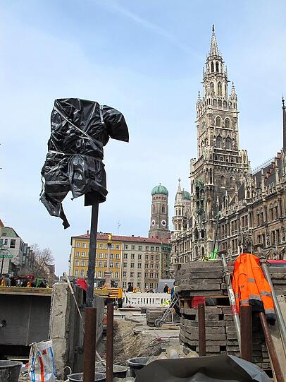 AZ-Leser Djordje Matkovic hat die "Verhüllungskunst" am Montag vor dem Rathaus fotografiert.