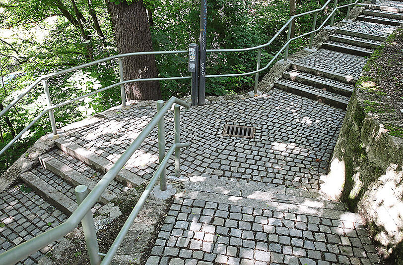 Von Ober- nach Untergiesing führt diese Treppe durch einen kleinen Park.