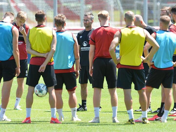 Setzt auf die Ehre der Spieler und die Folgen eines kurzen Trainingslagers. Interimstrainer Michael Wiesinger (M) spricht zur Mannschaft.