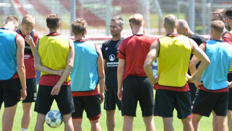 Setzt auf die Ehre der Spieler und die Folgen eines kurzen Trainingslagers. Interimstrainer Michael Wiesinger (M) spricht zur Mannschaft. Setzt auf die Ehre der Spieler und die Folgen eines kurzen Trainingslagers. Interimstrainer Michael Wiesinger (M) spricht zur Mannschaft.
