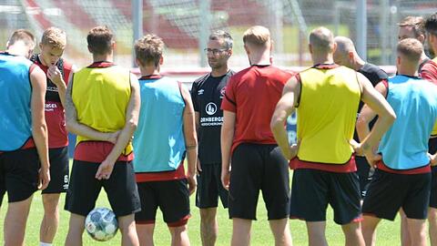 Setzt auf die Ehre der Spieler und die Folgen eines kurzen Trainingslagers. Interimstrainer Michael Wiesinger (M) spricht zur Mannschaft.