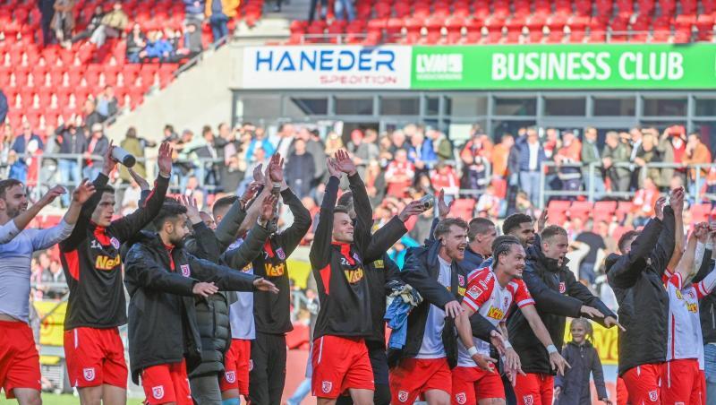 Die Mannschaft von Regensburg jubelt nach Sieg mit 3:1 gegen Hannover. Die Mannschaft von Regensburg jubelt nach Sieg mit 3:1 gegen Hannover.