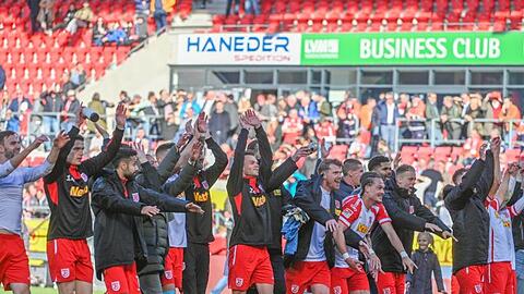 Die Mannschaft von Regensburg jubelt nach Sieg mit 3:1 gegen Hannover.
