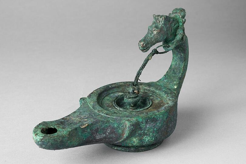 Lampe mit Pferdekopfgriff, aus Pompeji, Neapel.