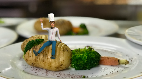 Le petit chef ist so klein, dass er auf einer Kartoffel Platz nehmen kann. Bei der Zubereitung seiner Menüs ist der digitale Koch so kreativ wie tollpatschig.
