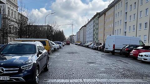 18 Meter breit ist die Akademiestraße - hier auf einem Bild aus dem Winter - in der Maxvorstadt: Die Bürger wünschen sich schon länger mehr Bäume in der Straße. Der Antrag der Grünen wurde nun im BA abgelehnt. Durch die Bepflanzung wären zehn Parkplätze weggefallen.
