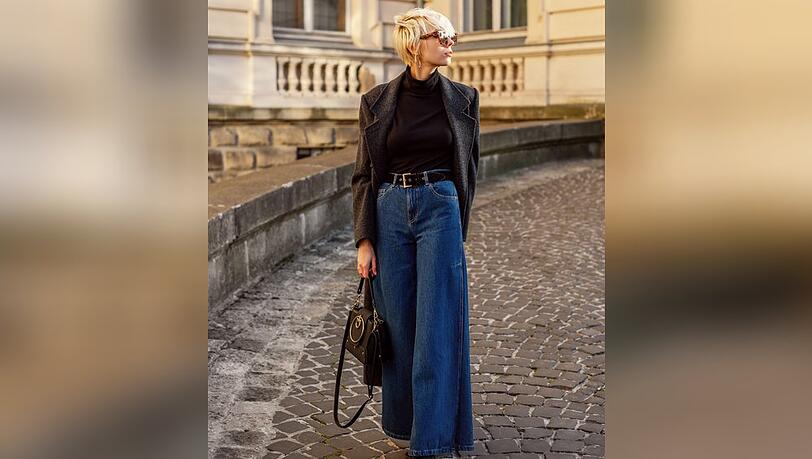 Genau richtig: Dunkelblaue Wide-Leg-Jeans sind im Trend. Dazu passen ein enges Oberteil und ein Tailleng&uuml;rtel perfekt.