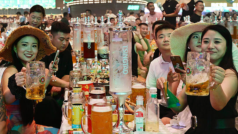 Beim Bier-Festival in Qingdao kann man sich den Gerstensaft direkt am Tisch zapfen.