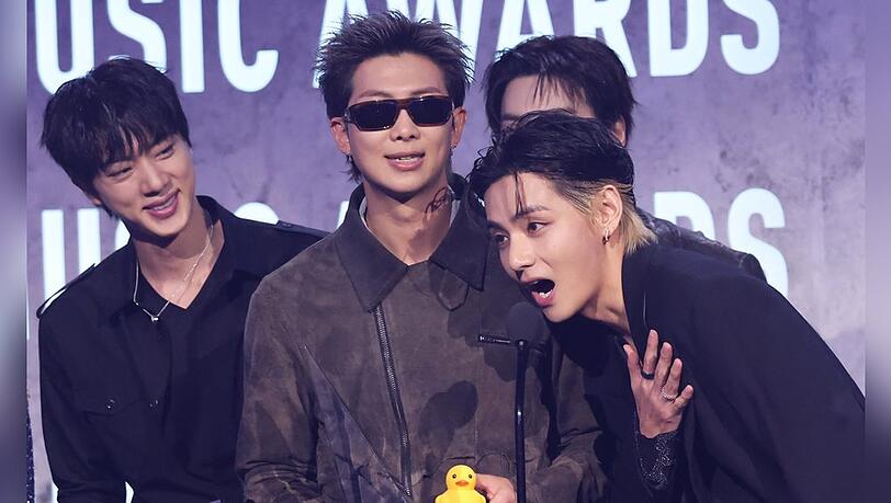 Jin, RM und V von BTS freuen sich &uuml;ber ihre American Music Awards.
