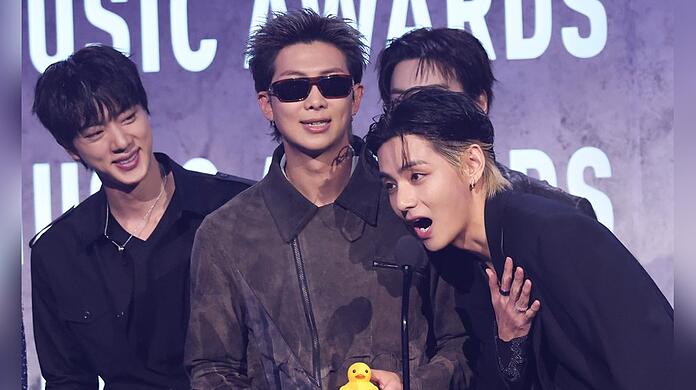 Jin, RM und V von BTS freuen sich über ihre American Music Awards. Jin, RM und V von BTS freuen sich über ihre American Music Awards.