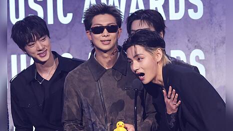 Jin, RM und V von BTS freuen sich &uuml;ber ihre American Music Awards.