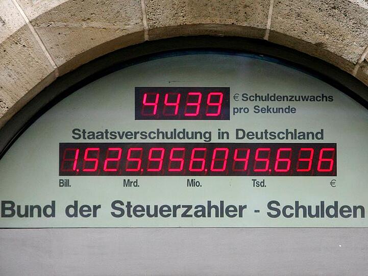 Die Schuldenuhr des Bundes der Steuerzahler (Archivbild). Der gesamtstaatliche Schuldenberg wächst 2009 auf mehr als 1,7 Billionen Euro an.